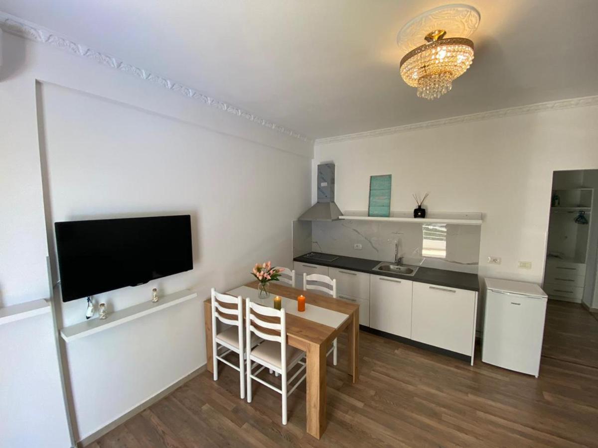 Rock Apartments Sarandë Esterno foto